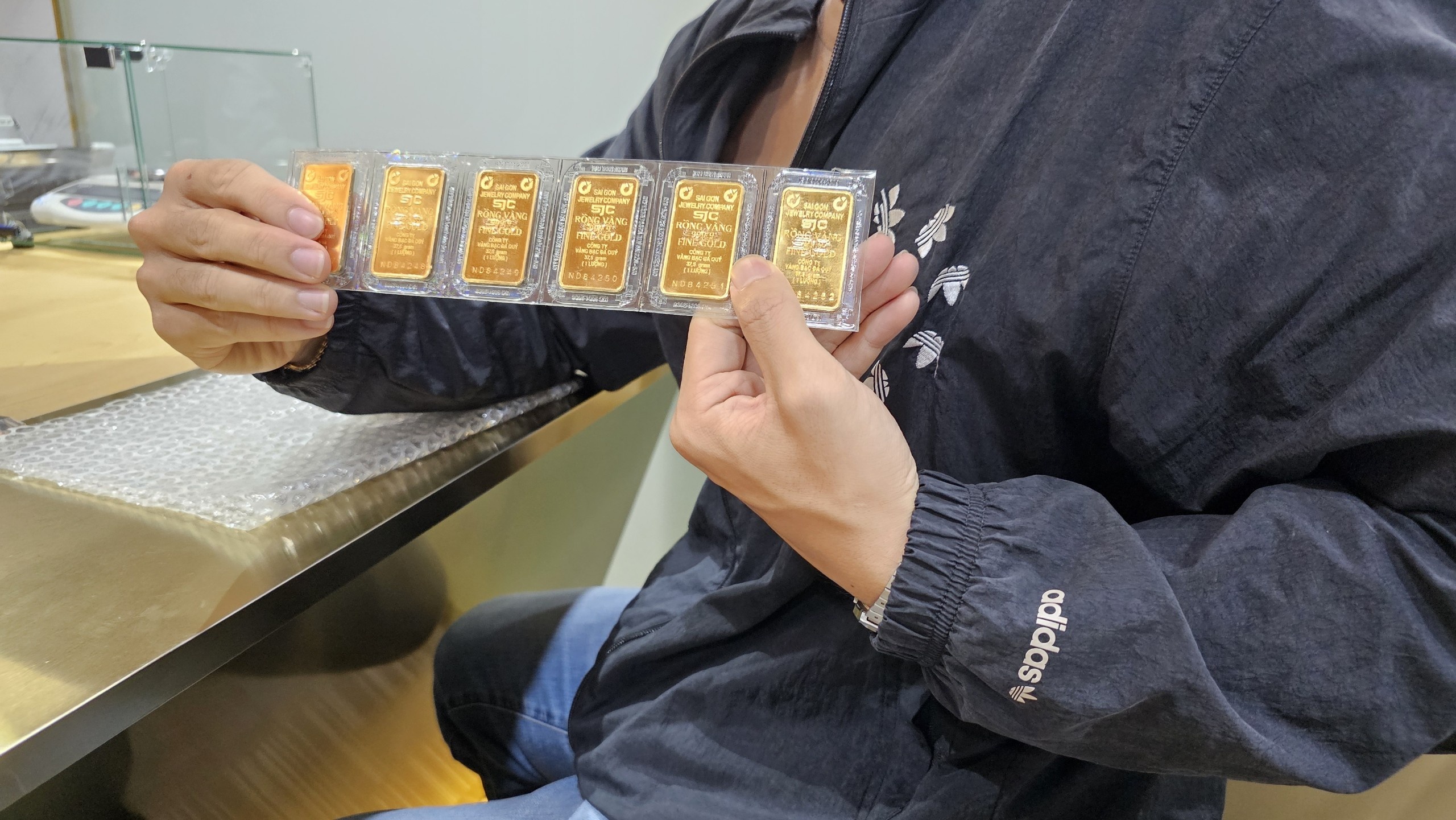 Người mua vàng miếng SJC nhận được vàng sau khi giao dịch thành công ở Vietcombank chi nhánh TP. Hồ Chí Minh