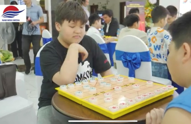 Cậu bé Đinh Rô đang chơi cờ theo Luật mới của mình cùng bạn