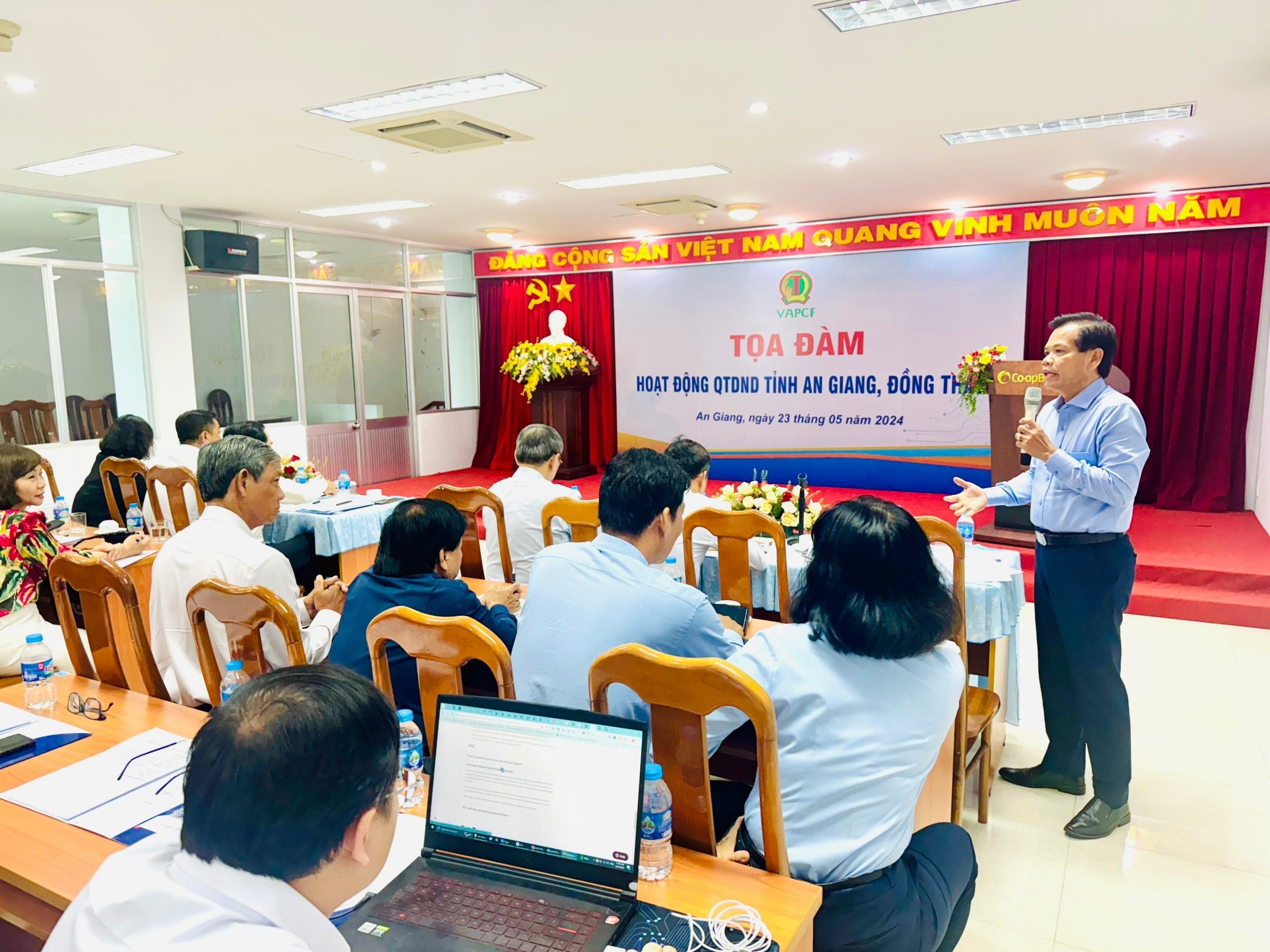 Ông Đặng Hoàng Ngọ - Giám đốc Co-opBank chi nhánh An Giang phát biểu tại buổi tọa đàm hoạt động QTDND