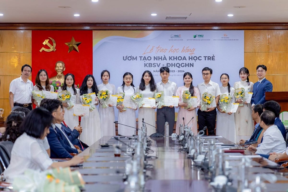 Chứng khoán KB tặng 1 tỷ đồng học bổng cho sinh viên Đại học Quốc gia Hà Nội
