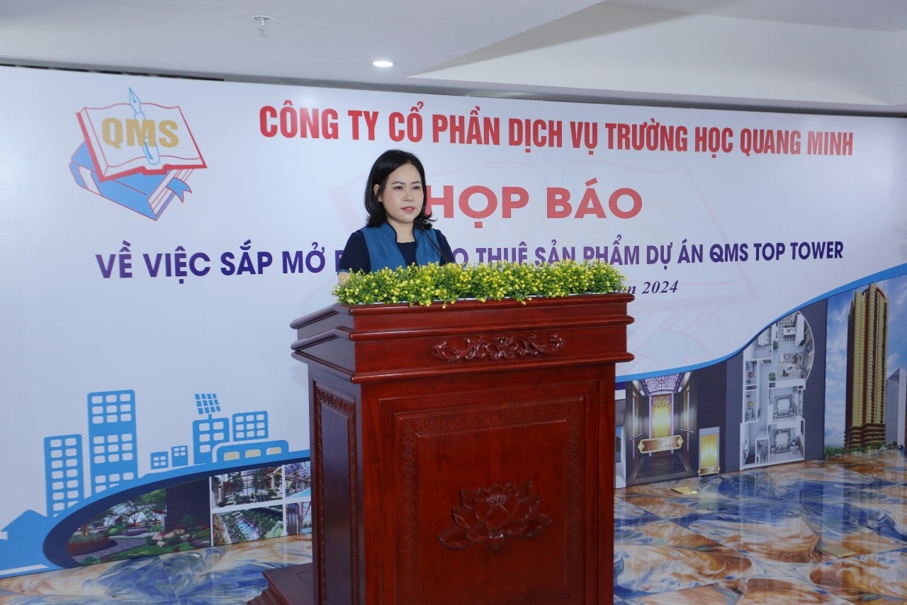 Bà Nguyễn Thị Thúy Hường - Giám đốc Công ty Cổ phần Dịch vụ Trường học Quang Minh phát biểu tại buổi họp báo.