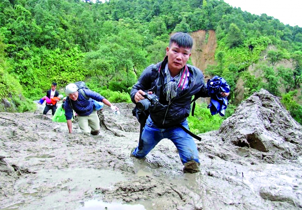 Phóng viên tác nghiệp trên đường đưa tin vùng lũ ở Lai Châu