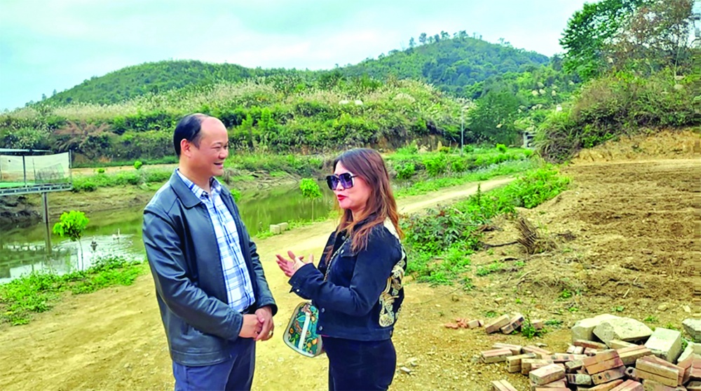 Phóng viên Thanh Tuyết - Thời báo Ngân hàng VPĐD tại TP. Hồ Chí Minh - trao đổi với ông Đinh Ngọc Mạnh, Phó giám đốc Agribank chi nhánh tỉnh Cao Bằng về mô hình cho vay phát triển chăn nuôi trang trại ở khu vực miền núi phía Bắc