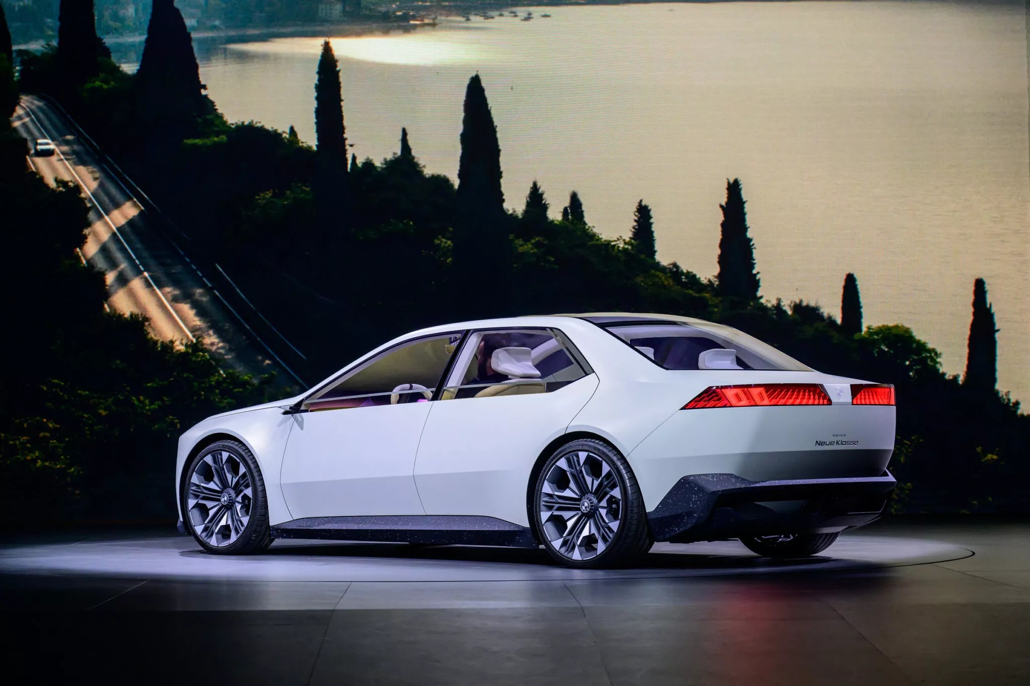 Xem trước BMW 3-Series 2025 sắp ra mắt: Thiết kế lột xác hoàn toàn, HUD to kỷ lục, động cơ điện không dưới 300 mã lực- Ảnh 7.
