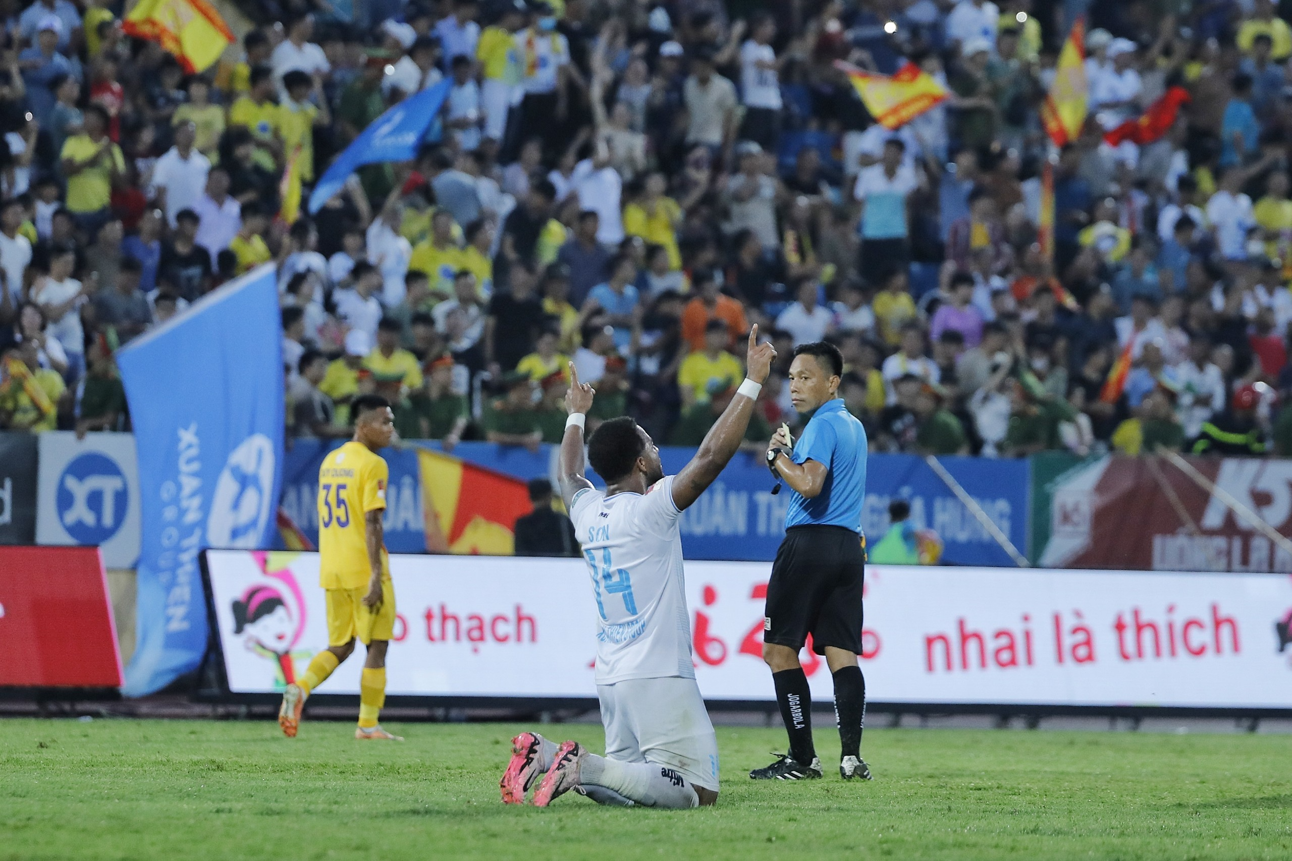 Rafaelson hoàn tất cú hat-trick, ấn định chiến thắng đậm 5-1 cho CLB Nam Định trước CLB Khánh Hòa. Với kết quả này, đội bóng thành Nam chính thức đăng quang chức vô địch V-League sớm một vòng đấu. Rafaelson ghi tổng cộng 31 bàn chỉ trong mùa giải năm nay