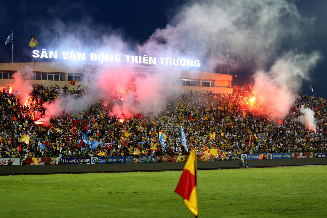 Sân Thiên Trường ngập tràn sắc màu chào đón tân vương V-League