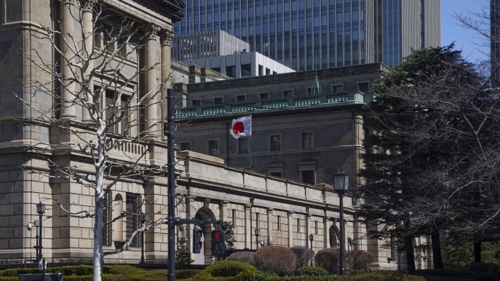 BoJ hé lộ khả năng áp dụng chính sách “diều hâu” kép