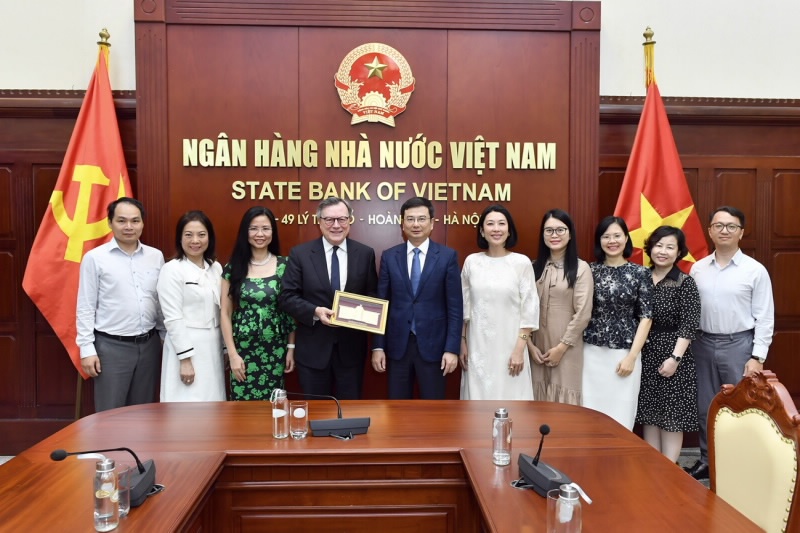 Phó Thống đốc Phạm Thanh Hà tiếp Chủ tịch Tập đoàn Standard Chartered