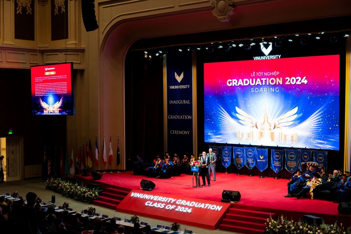 Tại Lễ tốt nghiệp sáng 29/6, GS Max J. Pfeffer ghi nhận thành tựu ngoài mong đợi của sinh viên và VinUni trên con đường trở thành trường Đại học tinh hoa, đẳng cấp của Việt Nam