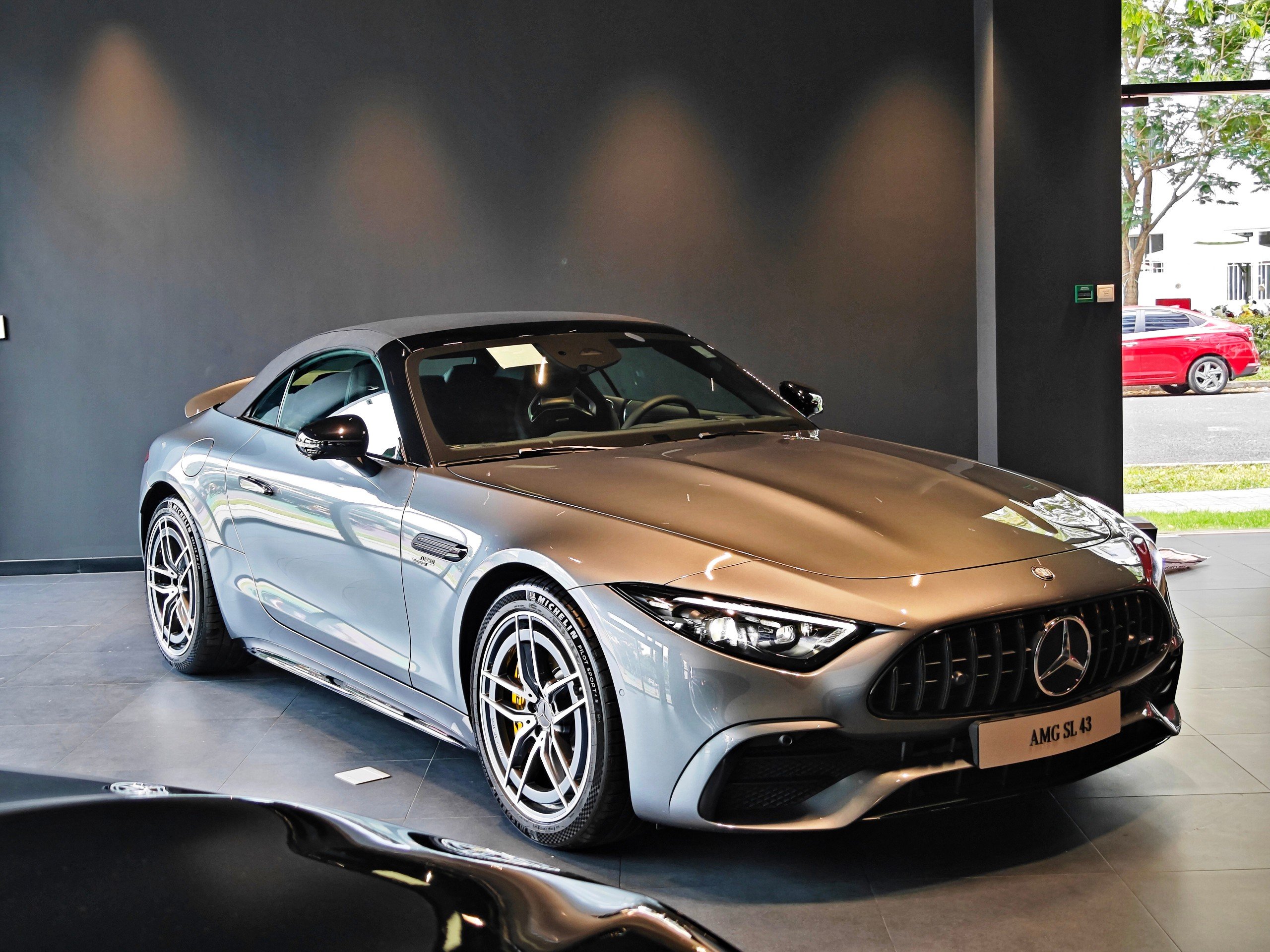 Mercedes-AMG SL 43 giá gần 7 tỷ đồng có gì?