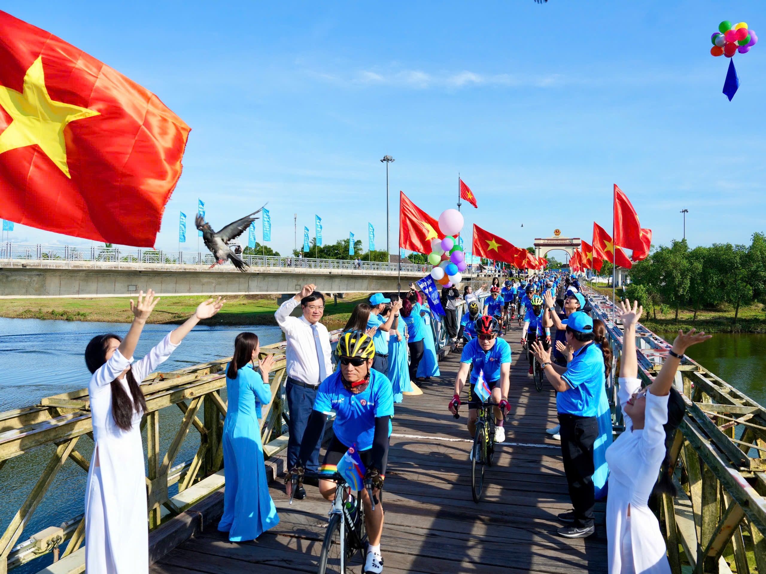 HDBank đồng hành ngày hội đạp xe vì hòa bình tại đất thiêng Quảng Trị