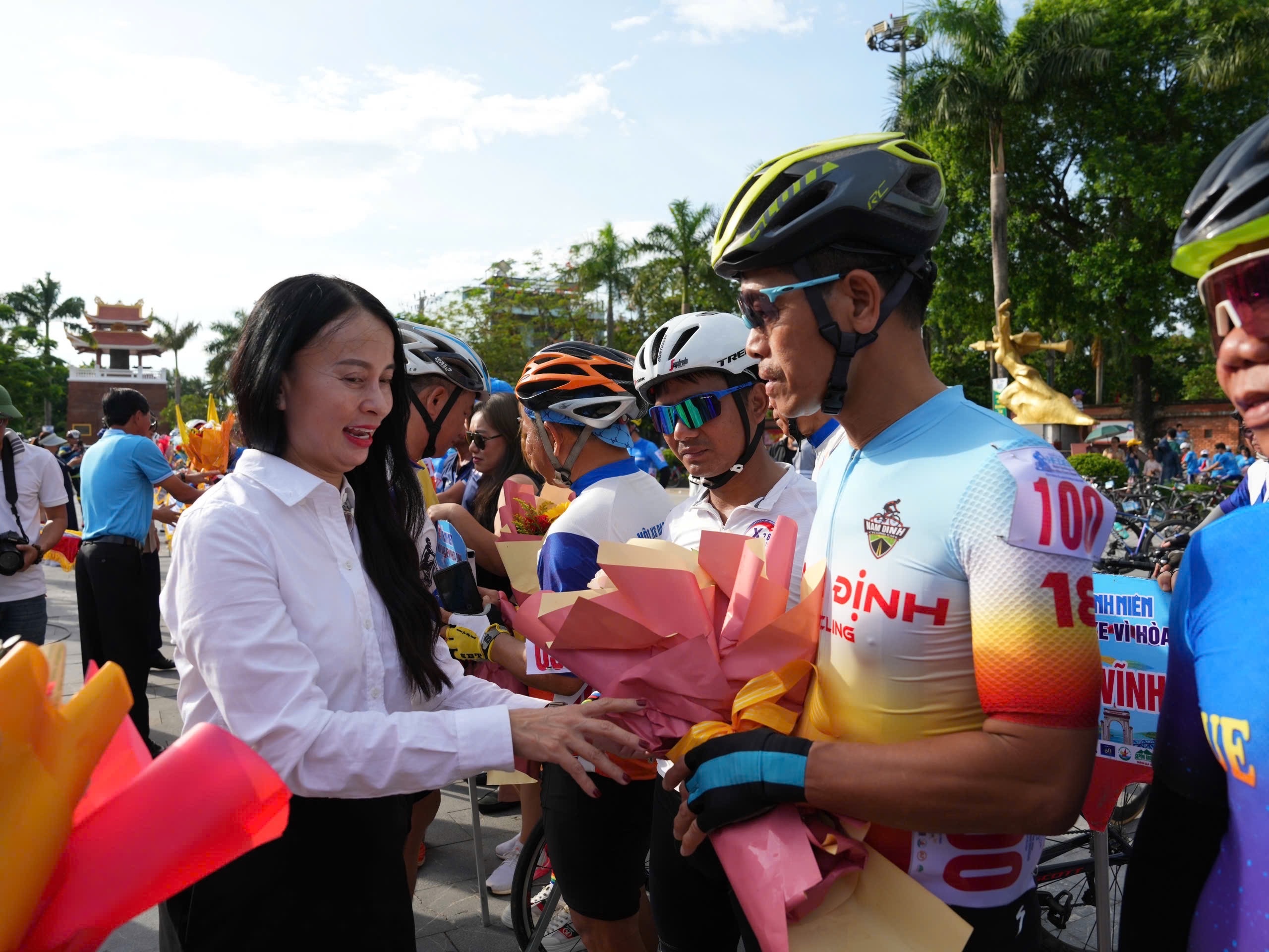 Bà Đàm Truyền Uyên Ly - Giám đốc HDBank Quảng Trị trao hoa cho VĐV tham gia Ngày hội đạp xe Vì hòa