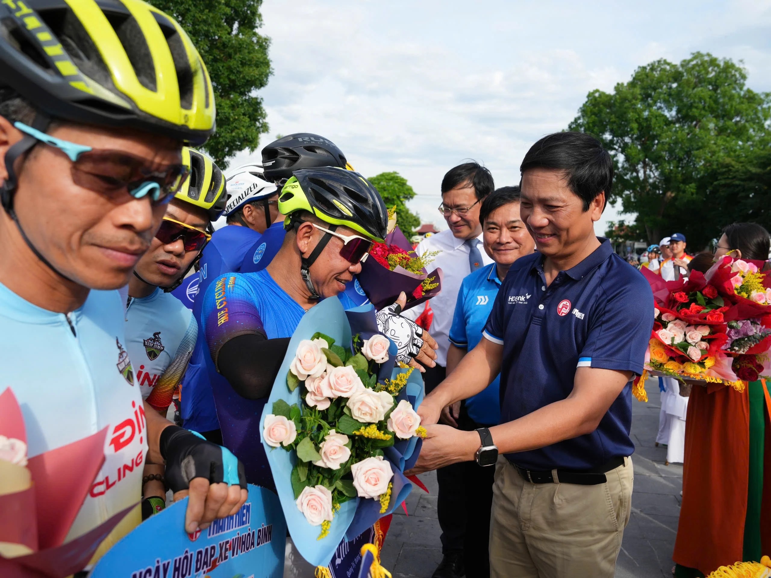 Ông Hoàng Nam, Phó chủ tịch UBND tỉnh Quảng Trị, tặng hoa cho các VĐV