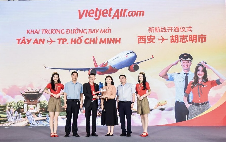 Lễ khai trương đường bay Tây An - Tp. Hồ Chí Minh tại sân bay quốc tế Hàm Dương Tây An, Trung Quốc, với sự hiện diện của lãnh đạo tỉnh Thiểm Tây, thành phố Tây An và Vietjet cùng người dân và du khách