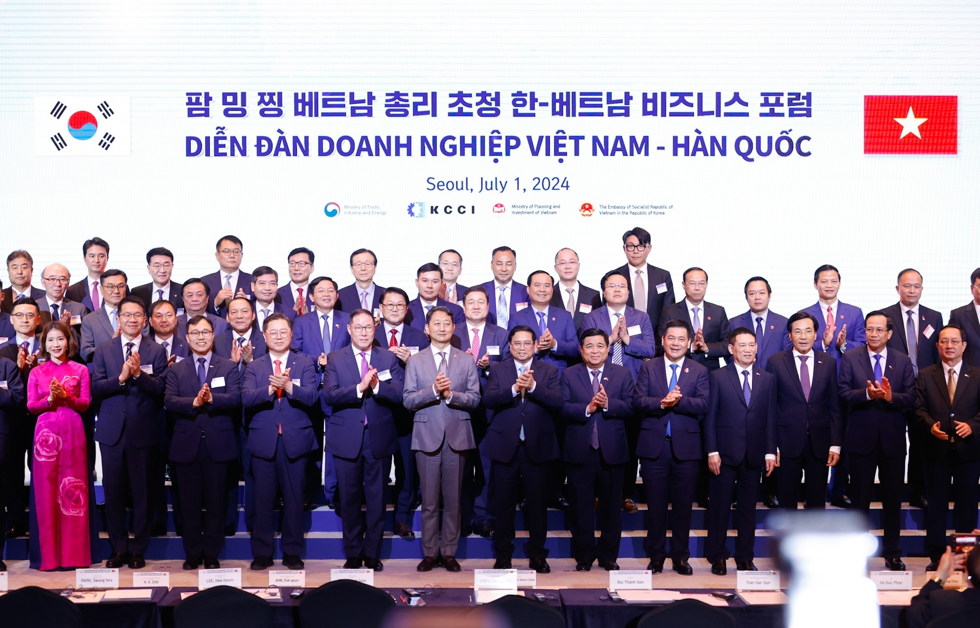 Lễ trao đổi biên bản thỏa thuận hợp tác diễn ra trong khuôn khổ Diễn đàn Doanh Nghiệp Việt Nam - Hàn Quốc được tổ chức tại Seoul (Hàn Quốc)