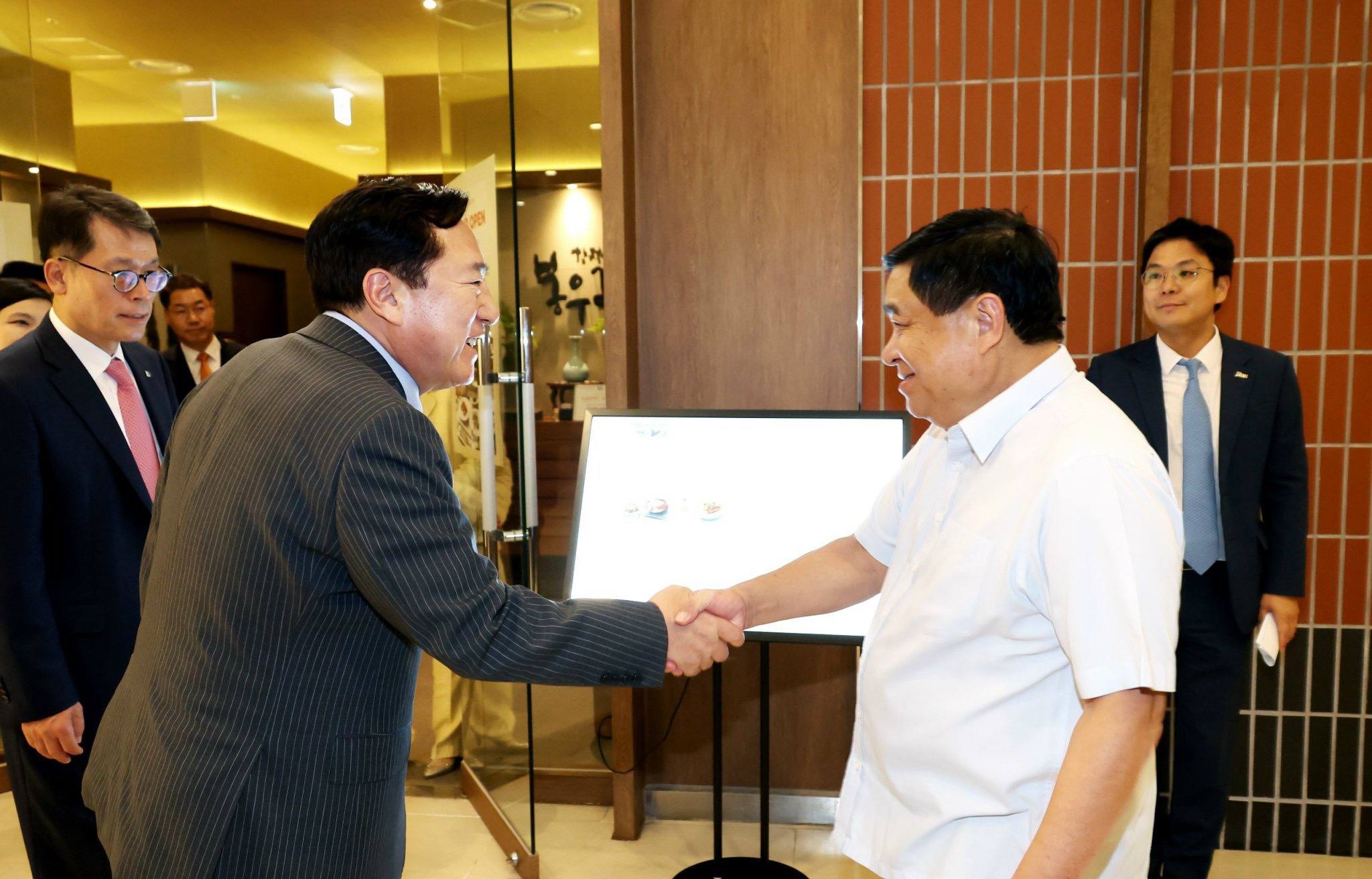 Bộ trưởng Nguyễn Chí Dũng làm việc với ông Kim Ki-moon, Chủ tịch KBIZ