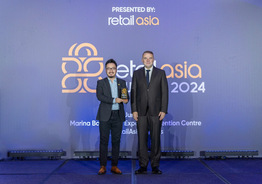 Đại diện PNJ nhận giải thưởng Retail Asia Awards 2024 tại Singapore (Ảnh: Retail Asia).