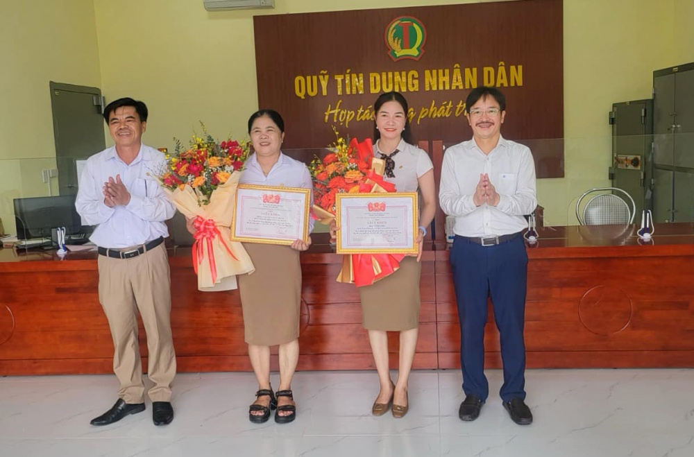 NHNN chi nhánh Quảng Bình khen thưởng cá nhân có thành tích trong công tác đấu tranh, phòng chống tội phạm liên quan đến hoạt động Ngân hàng.