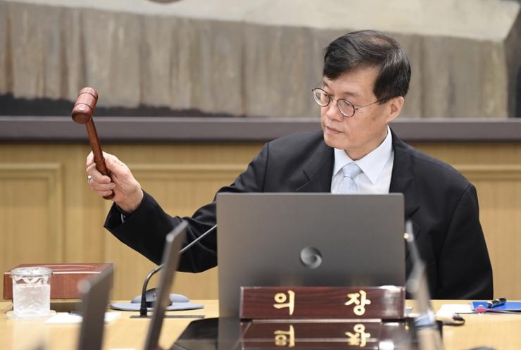 Thống đốc Ngân hàng Trung ương Hàn Quốc Rhee Chang-yong đập búa trong cuộc họp Ủy ban Chính sách tiền tệ tại ngân hàng trung ương ở Seoul