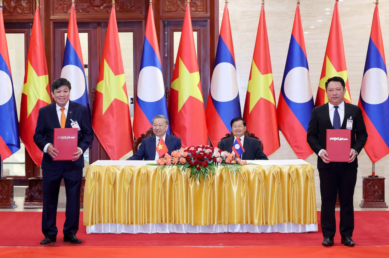 Vietjet trao thoả thuận tăng cường kết nối vận tải hàng không Việt Nam - Lào