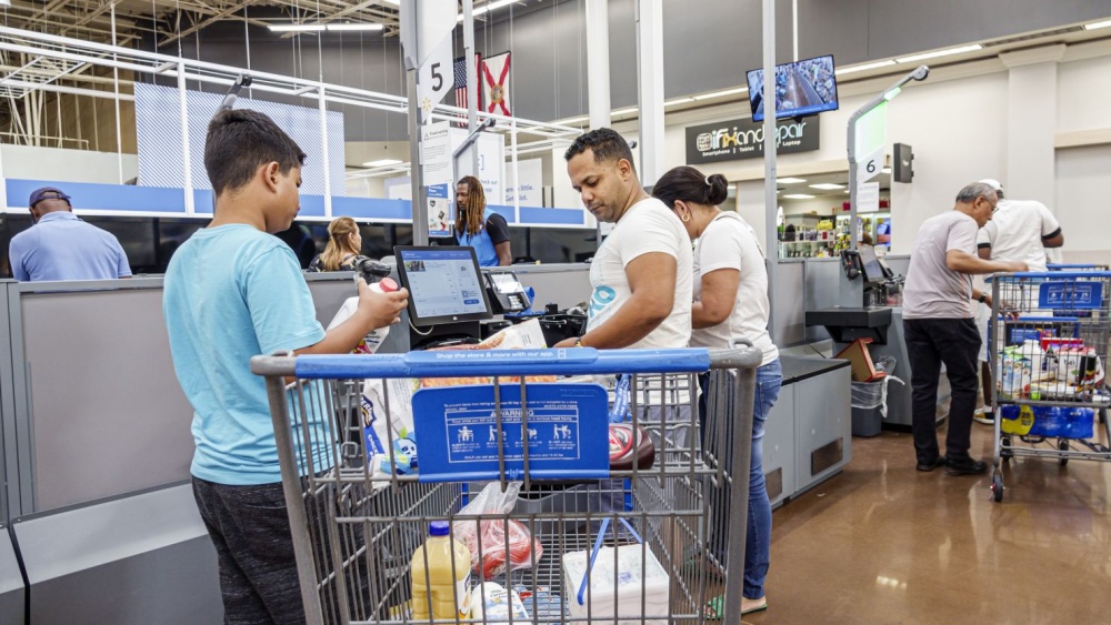 Khách hàng của Walmart sử dụng tính năng tự thanh toán ở North Miami Beach, Florida