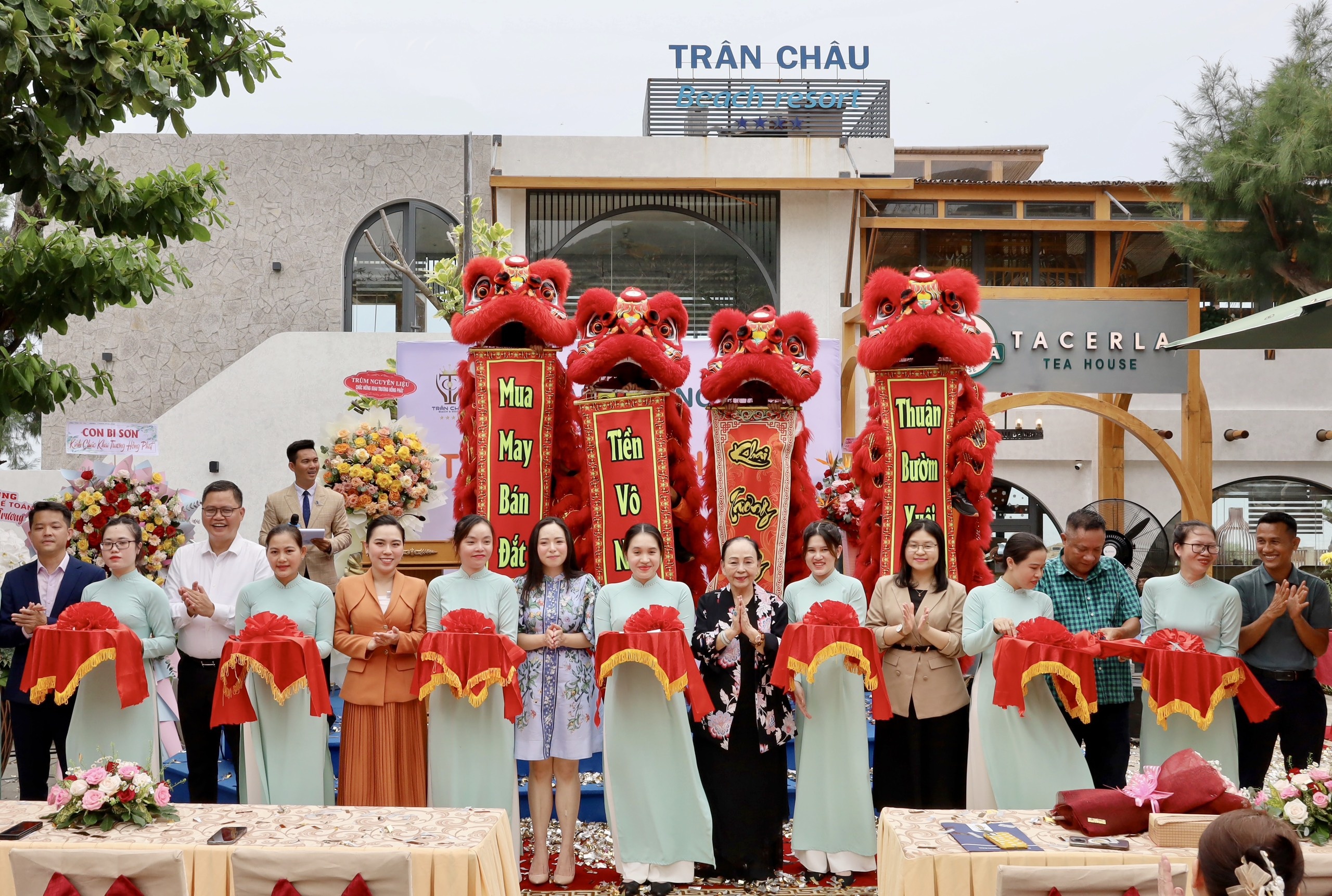 Ban lãnh đạo Trân Châu Beach & Resort cắt băng khánh thành khai trương thương hiệu Tacerla Tea House