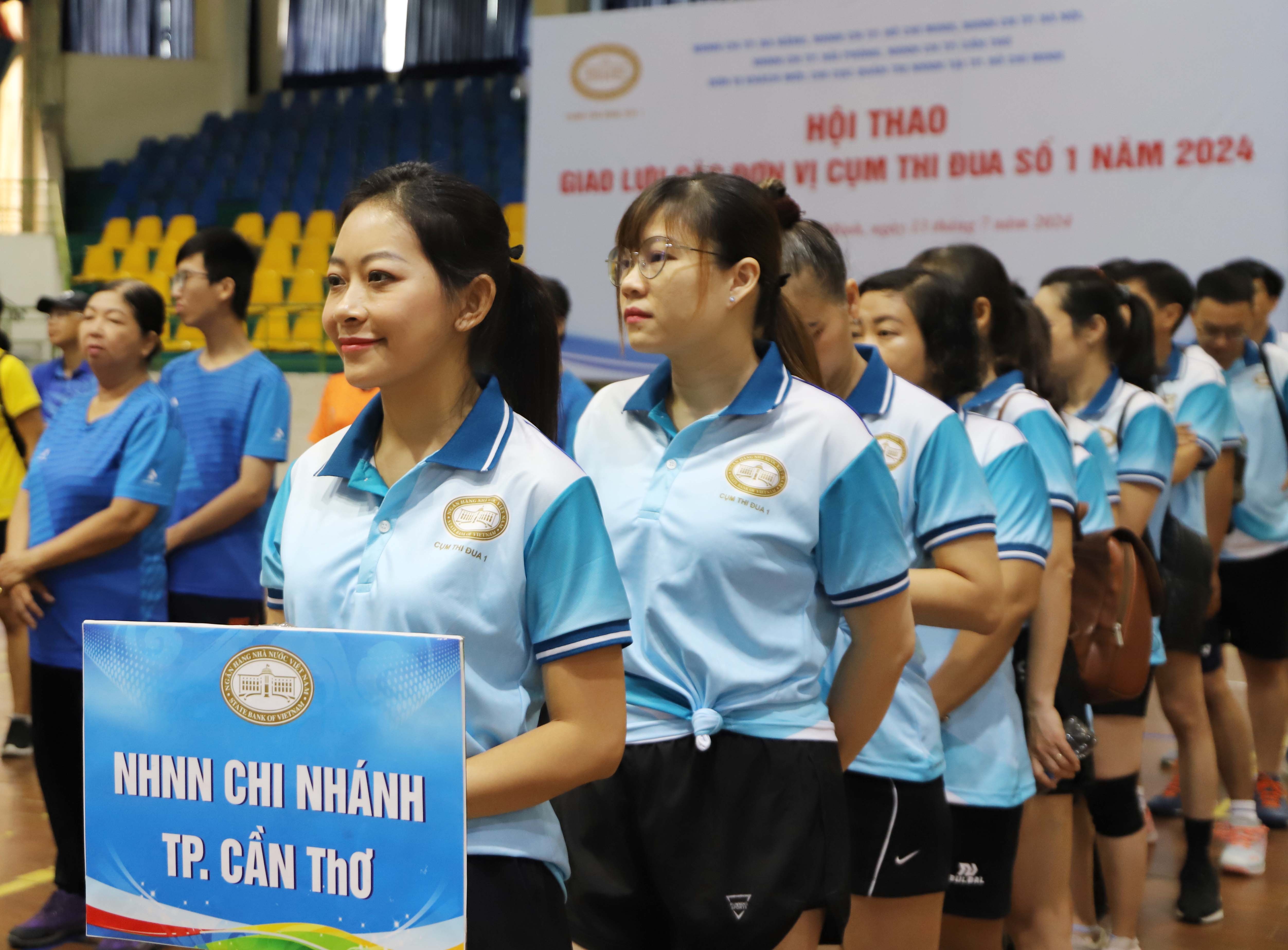 Mỗi cán bộ công chức người lao động của các chi nhánh NHNN tham gia hội thao trong cụm được khơi dậy niềm tự hào “Tôi là cán bộ Ngân hàng Việt Nam - Ảnh: Đình Hải