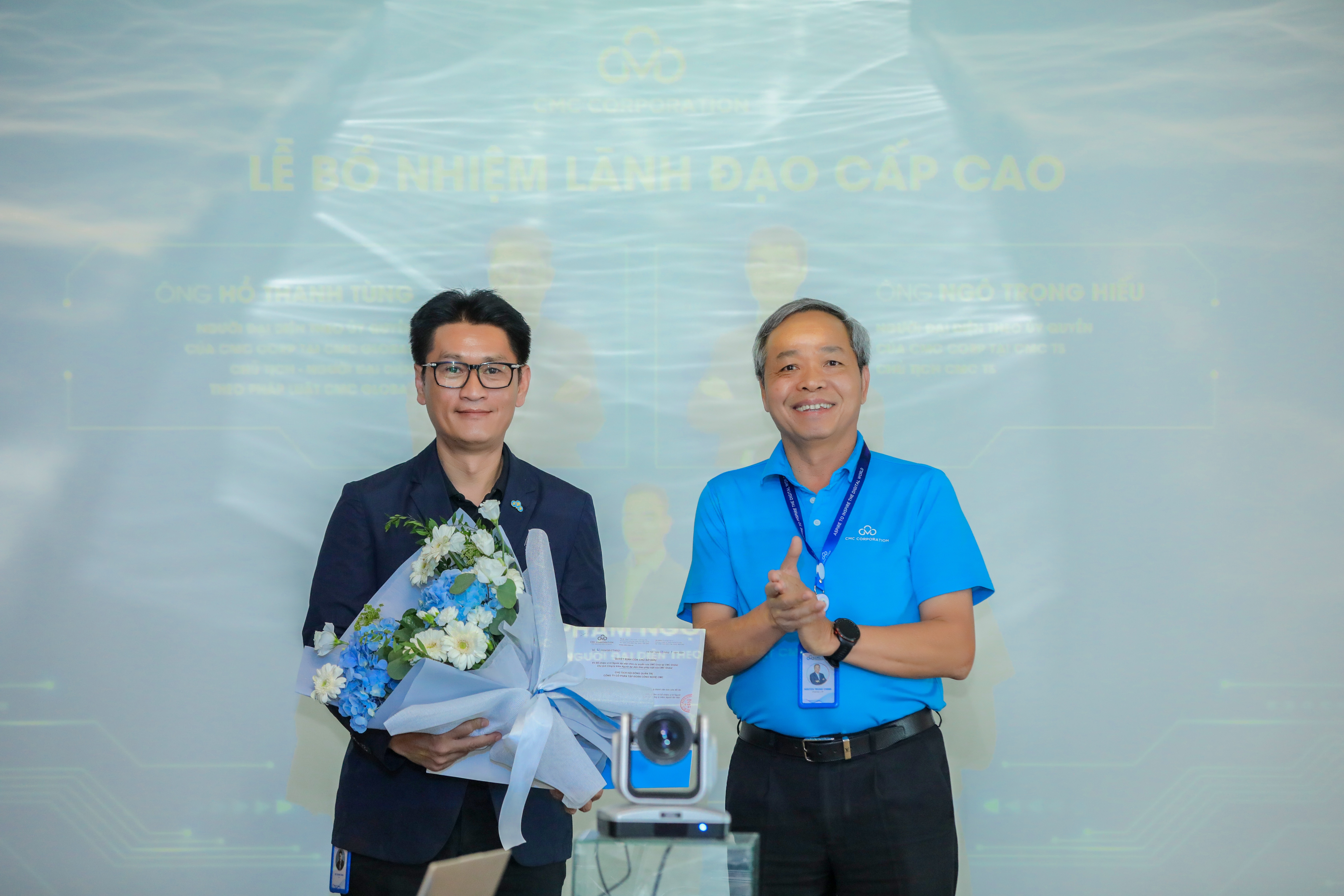 Chủ tịch CMC Nguyễn Trung Chính trao quyết định bổ nhiệm cho ông Hồ Thanh Tùng