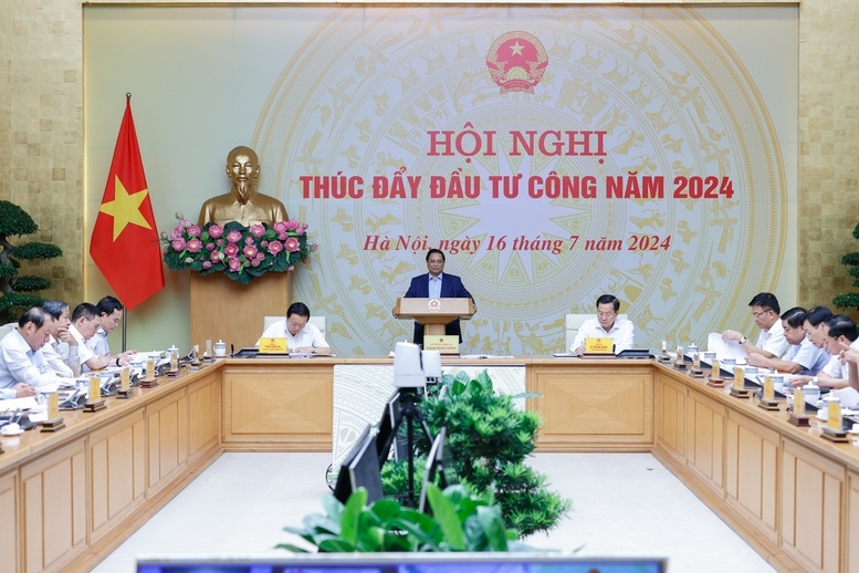 Thủ tướng Phạm Minh Chính chủ trì Hội nghị trực tuyến toàn quốc của Thường trực Chính phủ về thúc đẩy đầu tư công năm 2024 - Ảnh: VGP/Nhật Bắc