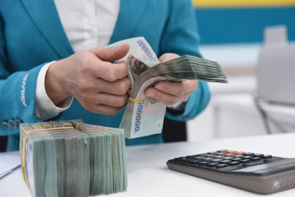 Tổ chức tín dụng phải niêm yết công khai phí trong hoạt động tư vấn