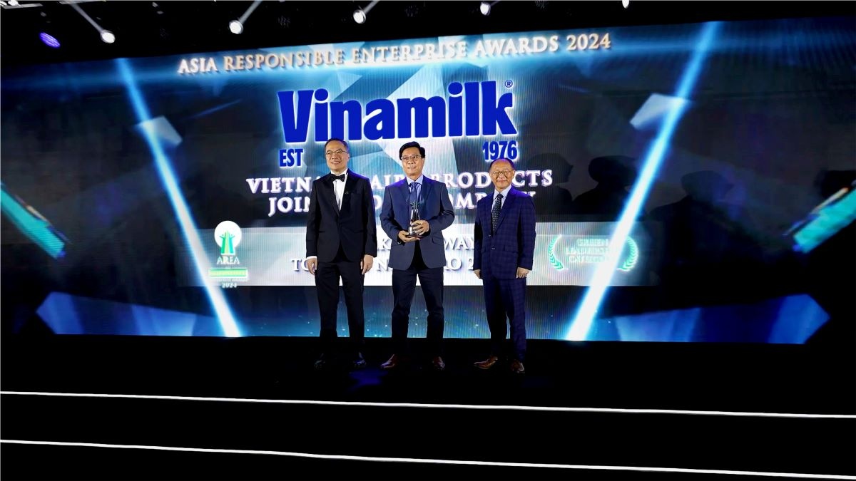 Ông Lê Hoàng Minh - Giám đốc điều hành Sản xuất của Vinamik nhận cúp chứng nhận cho hạng mục Green Leadership của Giải thưởng AREA.