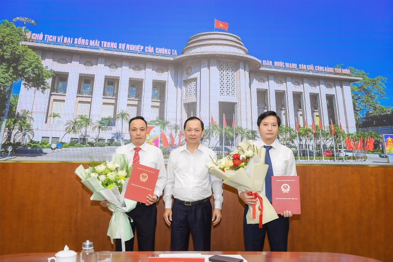 Phó Thống đốc Thường trực Đào Minh Tú trao Quyết định bổ nhiệm 2 Phó Vụ trưởng Vụ Truyền thông