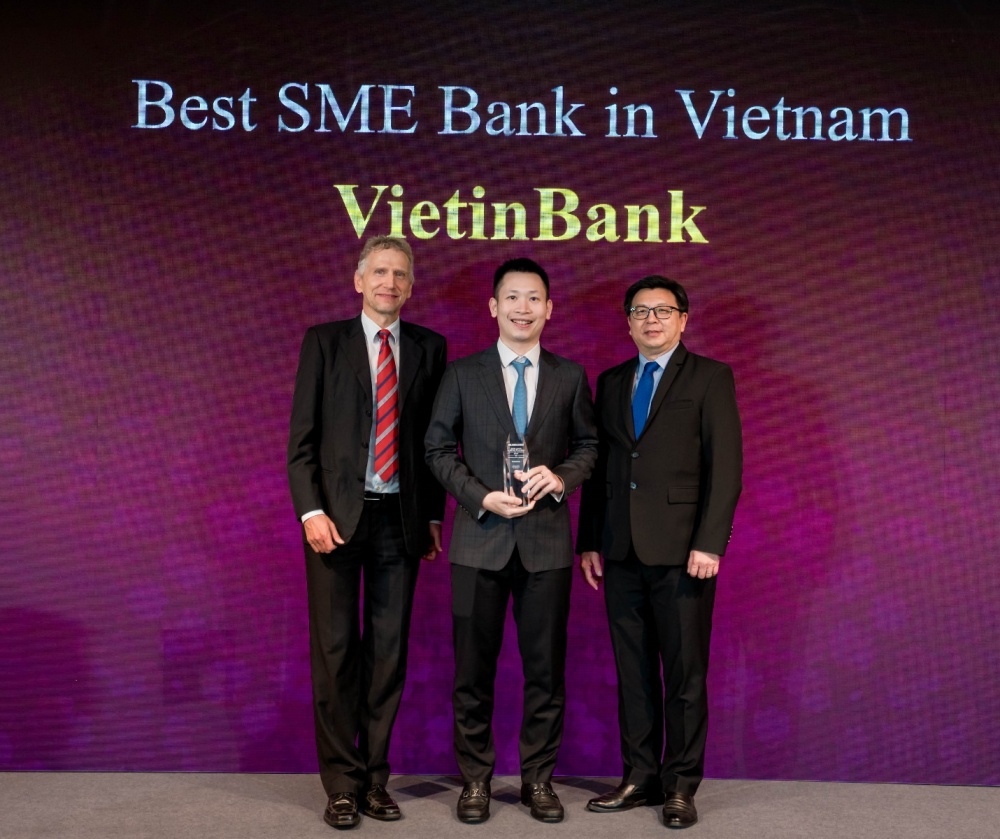 Giám đốc Ban KHDN Vừa và nhỏ Lê Thanh Phương đại diện VietinBank nhận giải thưởng