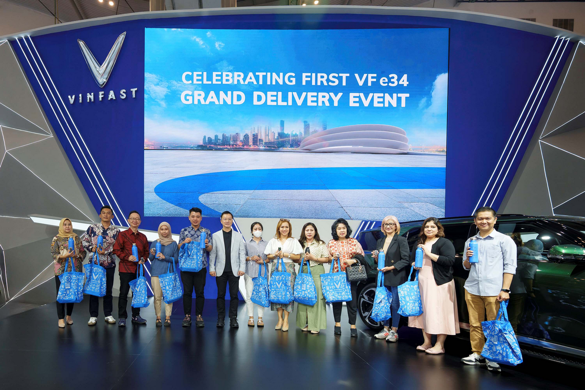 Ông Temmy Wiradjaja, Tổng Giám đốc VinFast Indonesia (đứng thứ 6, từ trái qua) cùng những khách hàng đầu tiên nhận bàn giao xe VF e34 tại triển lãm GIIAS 2024.