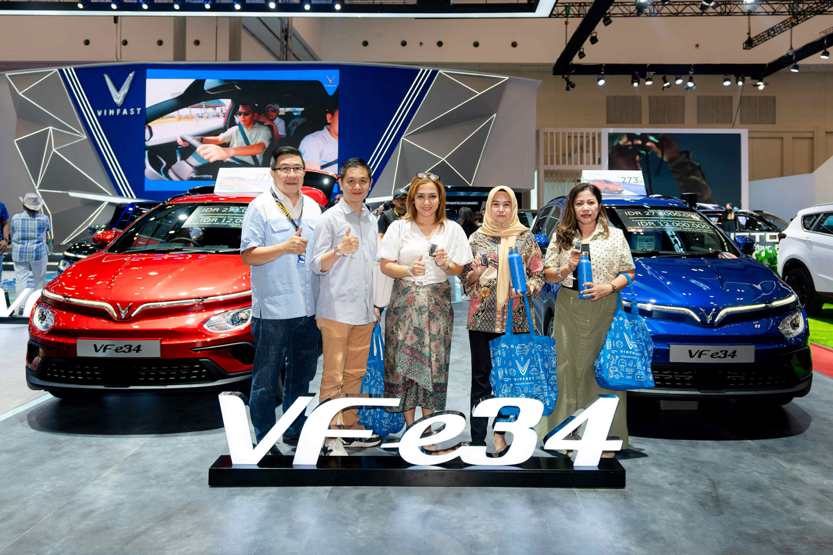 Khách hàng hào hứng nhận xe VF e34 và trải nghiệm các mẫu ô tô điện VinFast khác tại gian hàng