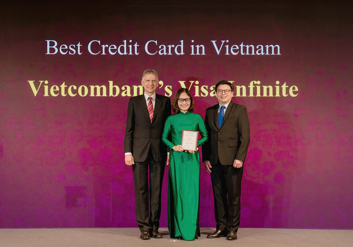 Bà Trần Thị Hạnh – Trưởng Phòng Phát triển Sản phẩm Bán lẻ đại diện Vietcombank nhận giải Thẻ tín dụng tốt nhất Việt Nam năm 2024