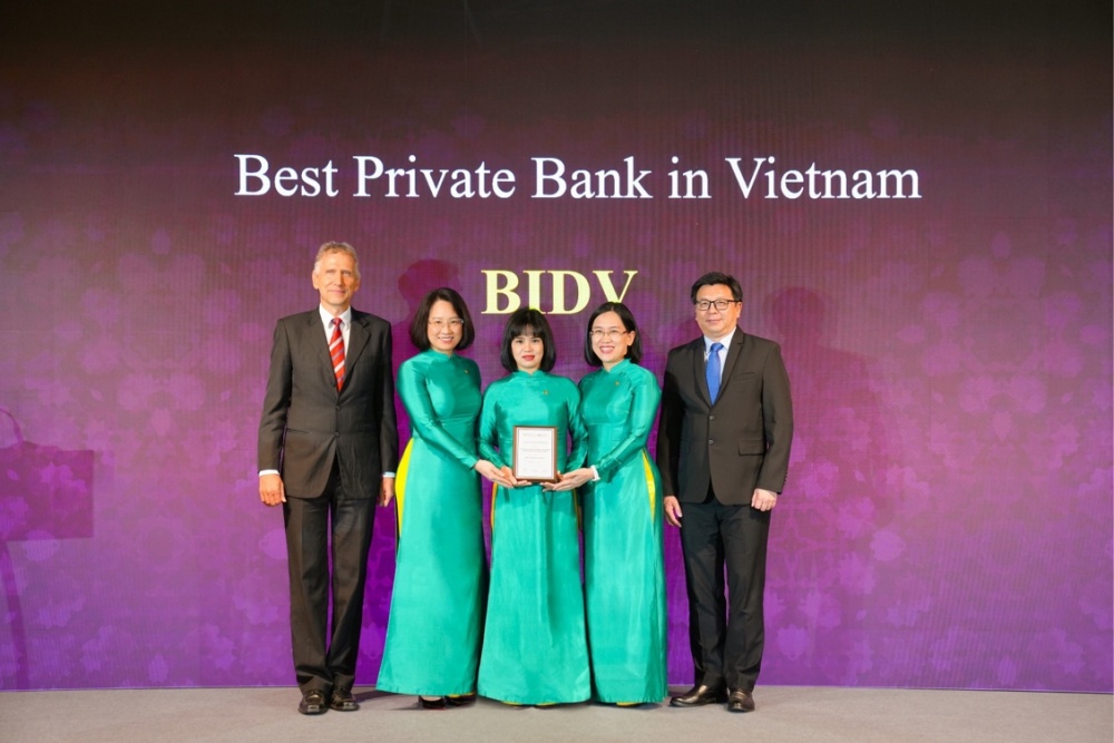 Đại diện BIDV nhận giải “Best Private Banking Services in Vietnam”