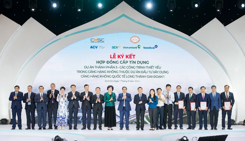 Thủ tướng Chính phủ cùng các đại biểu chụp ảnh lưu niệm và chúc mừng thành công của Lễ ký kết giữa ACV cùng các ngân hàng hợp vốn là Vietcombank, BIDV, VietinBank