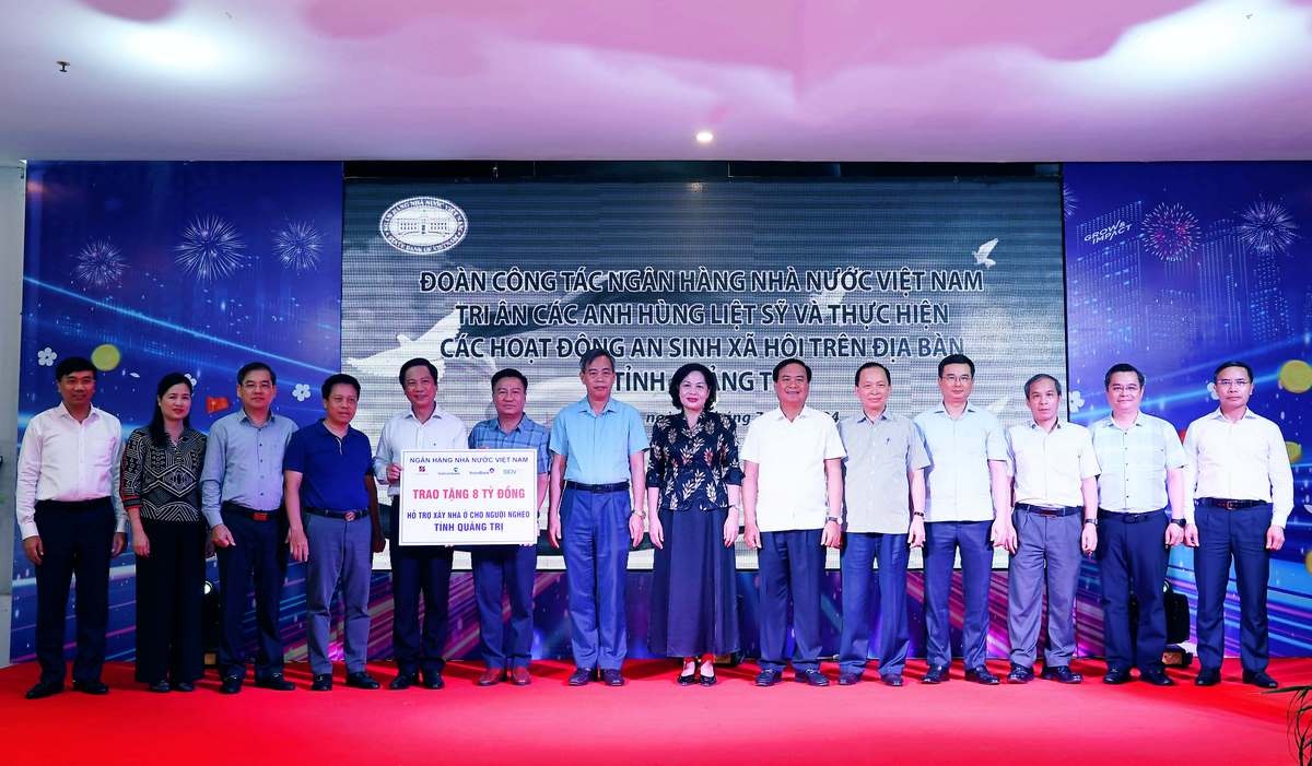 Lãnh đạo tỉnh Quảng Trị nhận kinh phí hỗ trợ xây dựng nhà ở cho người nghèo từ đoàn công tác Ngân hàng Nhà nước Việt Nam