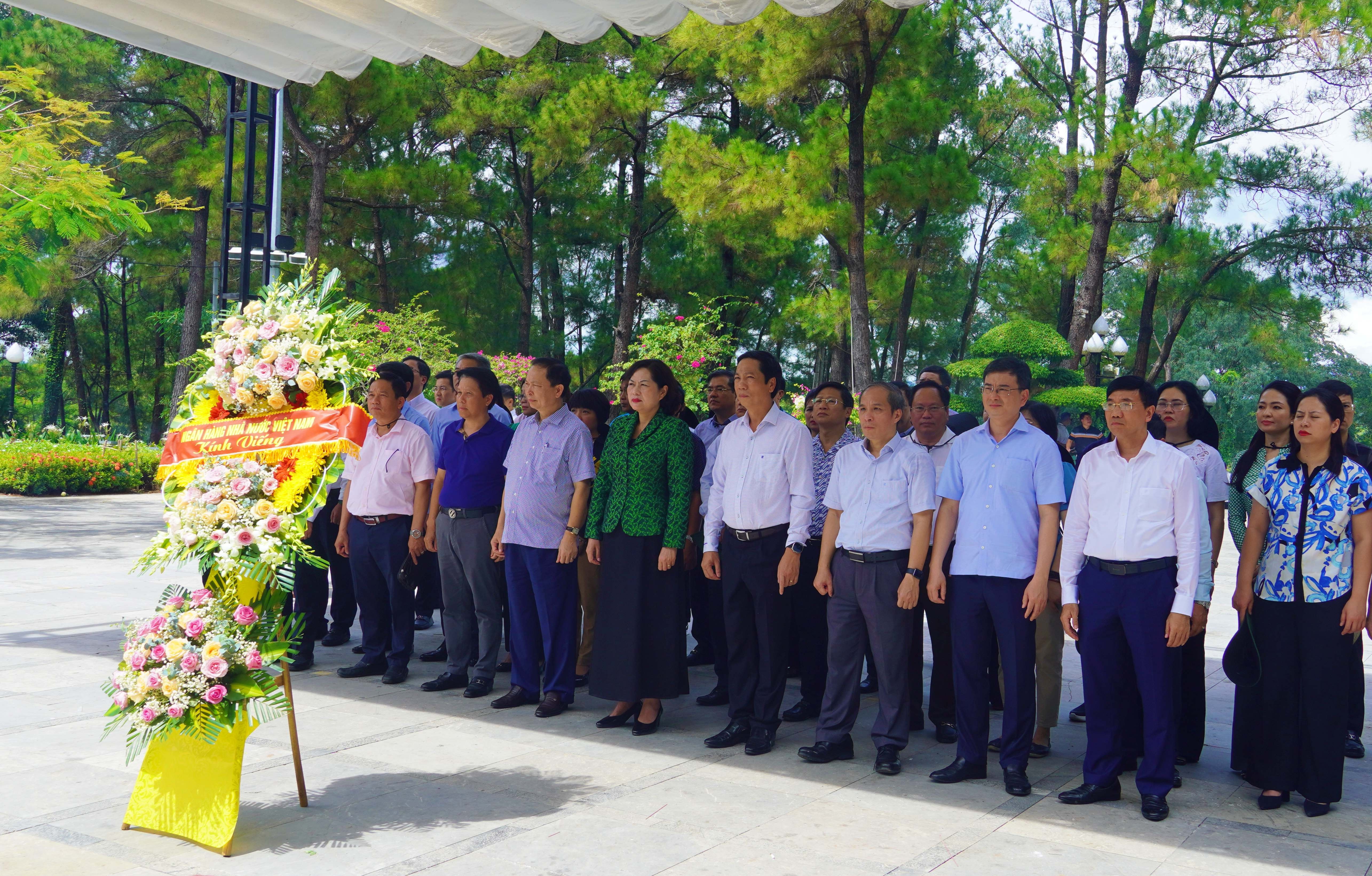 Đoàn công tác Ngân hàng Nhà nước Việt Nam và lãnh đạo tỉnh Quảng Trị dâng hoa tại Nghĩa trang Liệt sĩ Quốc gia Trường Sơn