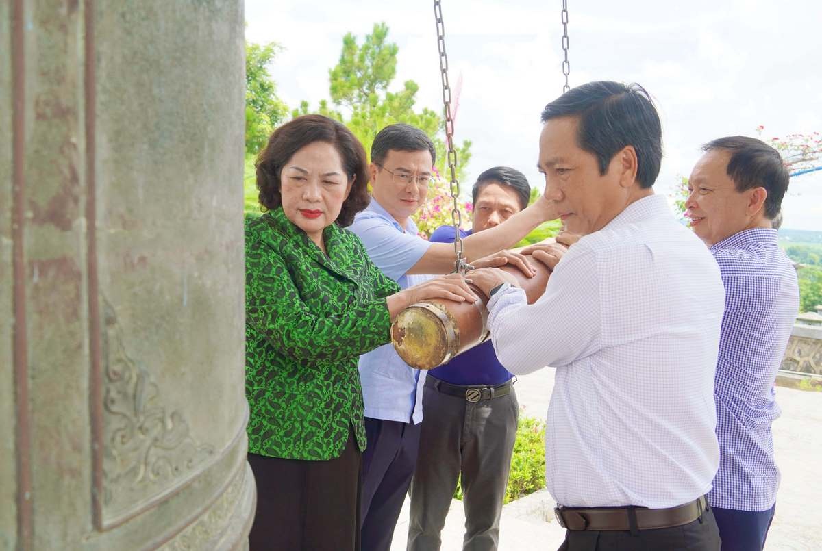 Đoàn công tác Ngân hàng Nhà nước Việt Nam và lãnh đạo tỉnh Quảng Trị thực hiện nghi thức thỉnh chuông tại Nghĩa trang Liệt sĩ Quốc gia Đường 9