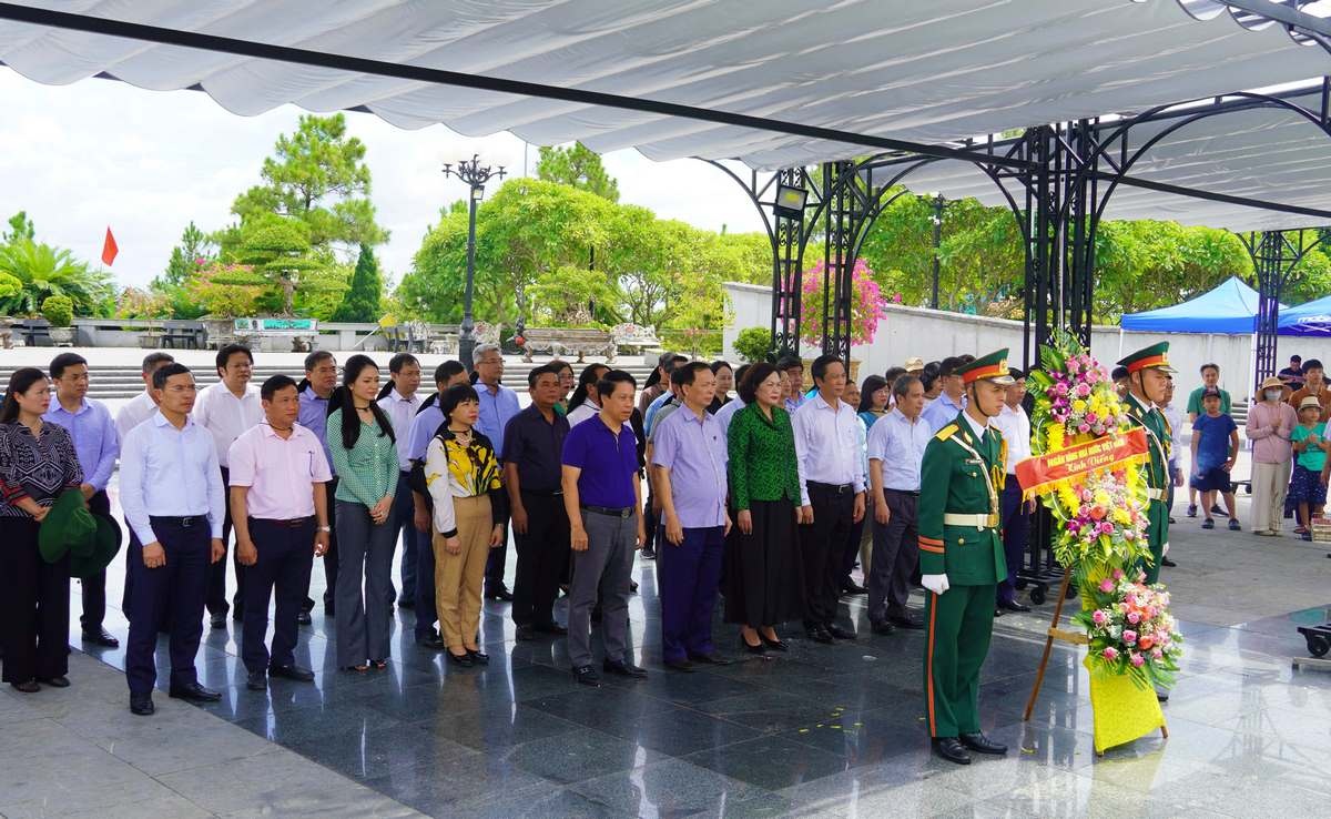 Đoàn công tác Ngân hàng Nhà nước Việt Nam và lãnh đạo tỉnh Quảng Trị dâng hoa tại Nghĩa trang Liệt sĩ Quốc gia Đường 9