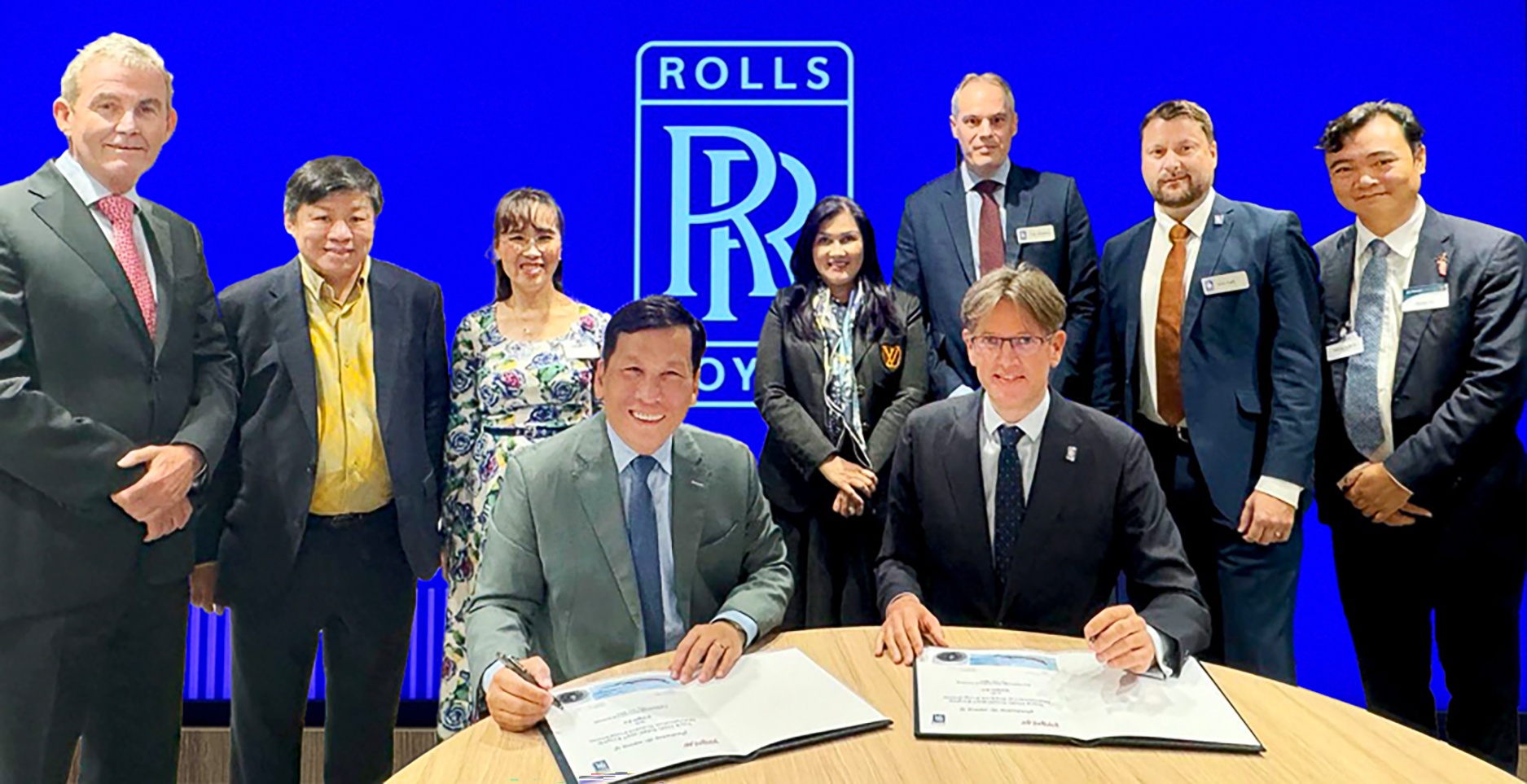 Ông Đinh Việt Phương, Tổng Giám đốc Vietjet (hàng đầu, bên trái) và ông Rob Watson, Tổng Giám đốc hàng không dân dụng Rolls-Royce (hàng đầu, bên phải) ký kết hợp đồng cung cấp 40 động cơ Trent 7000 và dịch vụ kỹ thuật động cơ TotalCare