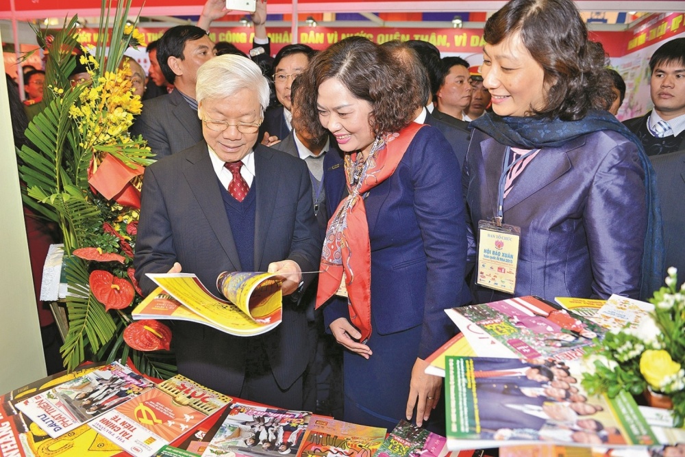 Tổng Bí thư Nguyễn Phú Trọng thăm gian trưng bày báo Xuân của ngành Ngân hàng năm 2015