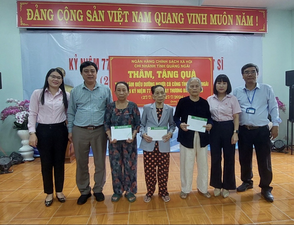 Chính quyền địa phương trao tặng quà tri ân cho người có công với cách mạng tại Trung tâm điều dưỡng tỉnh Quảng Ngãi, xã Tịnh Khê, thành phố Quảng Ngãi.