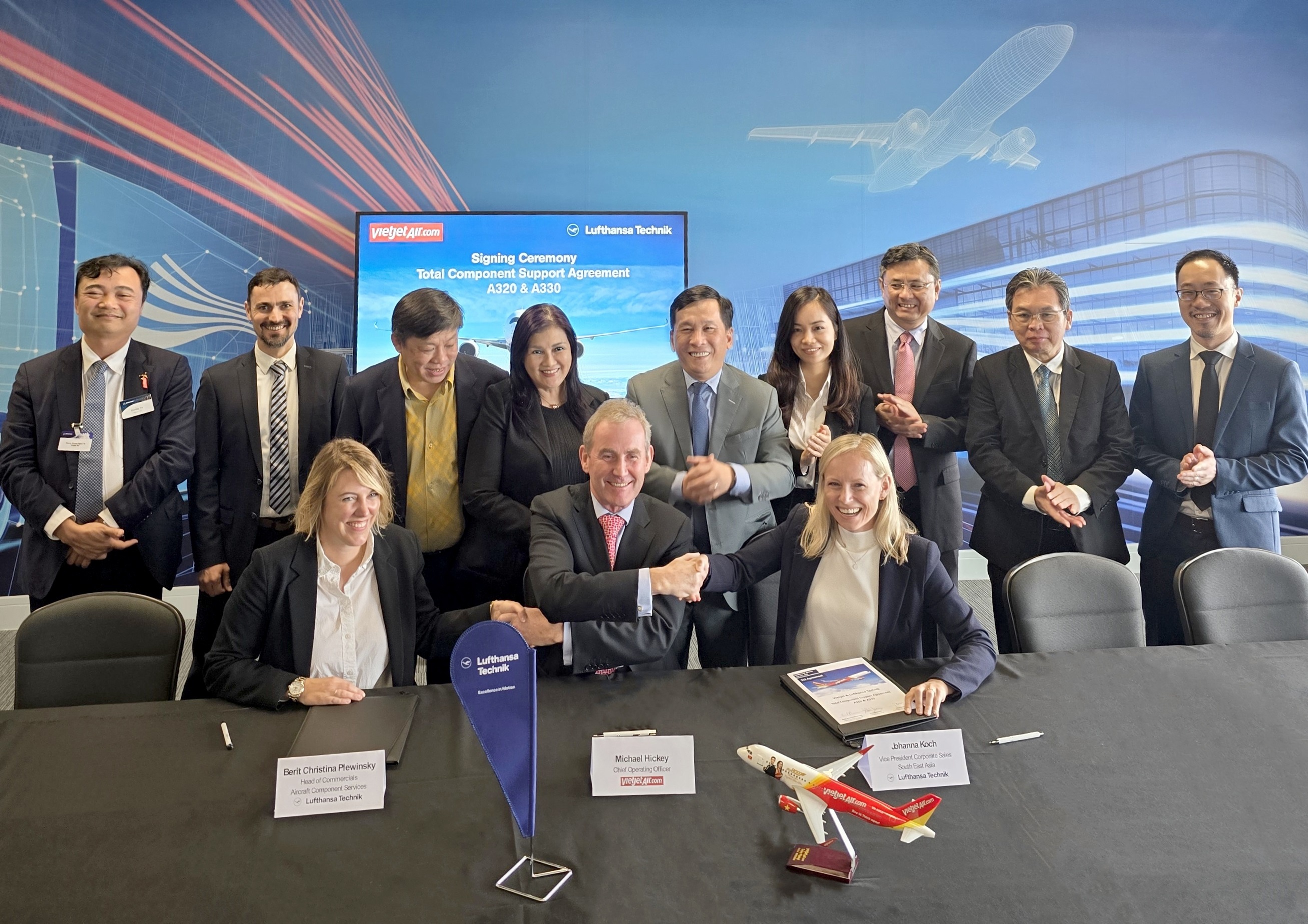 Lễ ký kết giữa Vietjet và Lufthansa Technik diễn ra tại Triển lãm hàng không quốc tế Farnborough 2024 với sự chứng kiến của lãnh đạo cấp cao hai bên