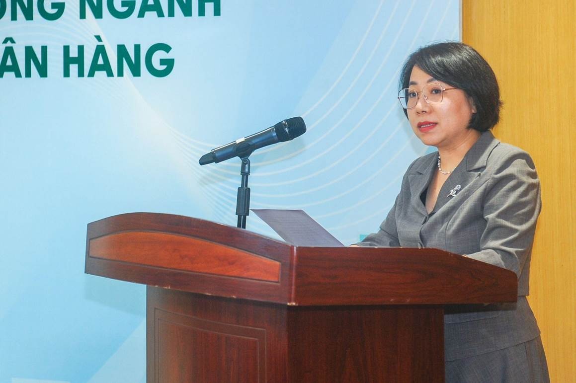 Bà Hoàng Thanh Nhàn, Tổng biên tập Thời báo Ngân hàng phát biểu tại Tọa đàm