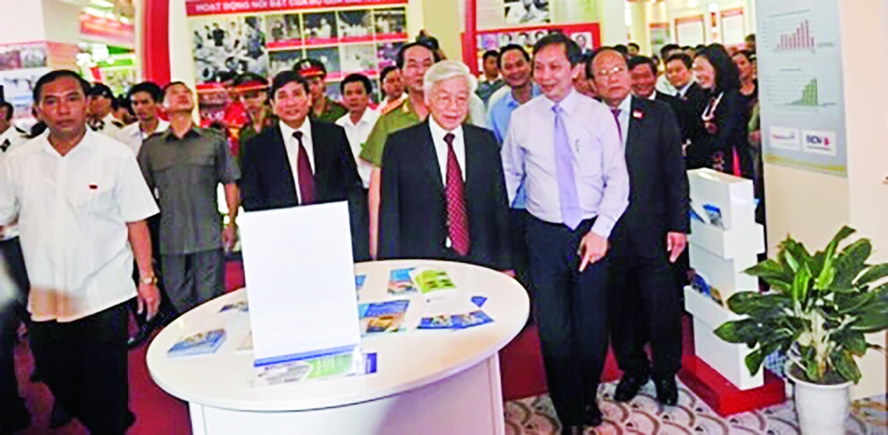 Tổng Bí thư Nguyễn Phú Trọng thăm gian trưng bày của ngành Ngân hàng tại Triển lãm  thành tựu kinh tế - xã hội Việt Nam năm 2015 