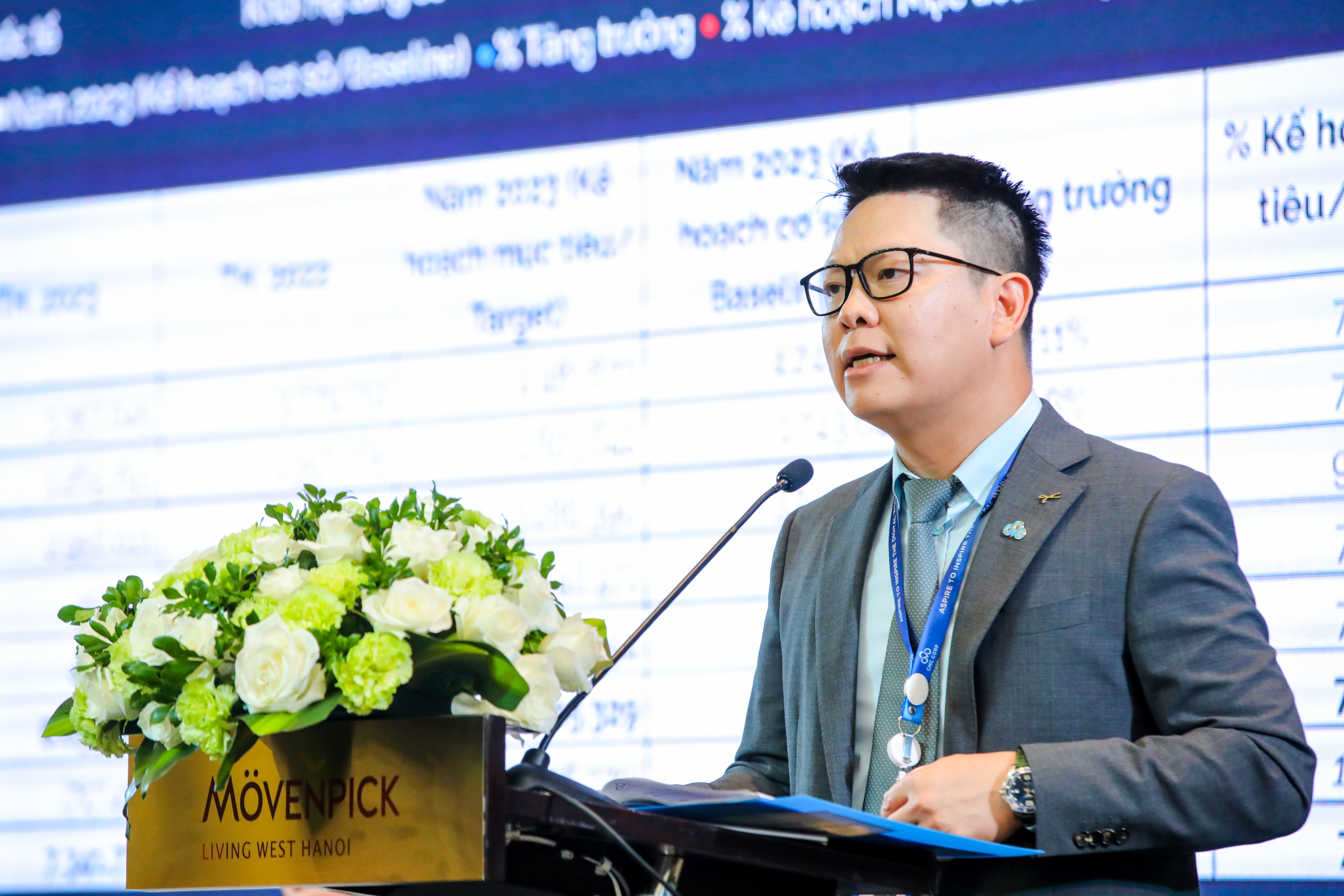 Ông Lê Thanh Sơn - Phó Chủ tịch điều hành Tập đoàn Công nghệ CMC đại diện Ban điều hành báo cáo về Kết quả kinh doanh của Tập đoàn 2023.