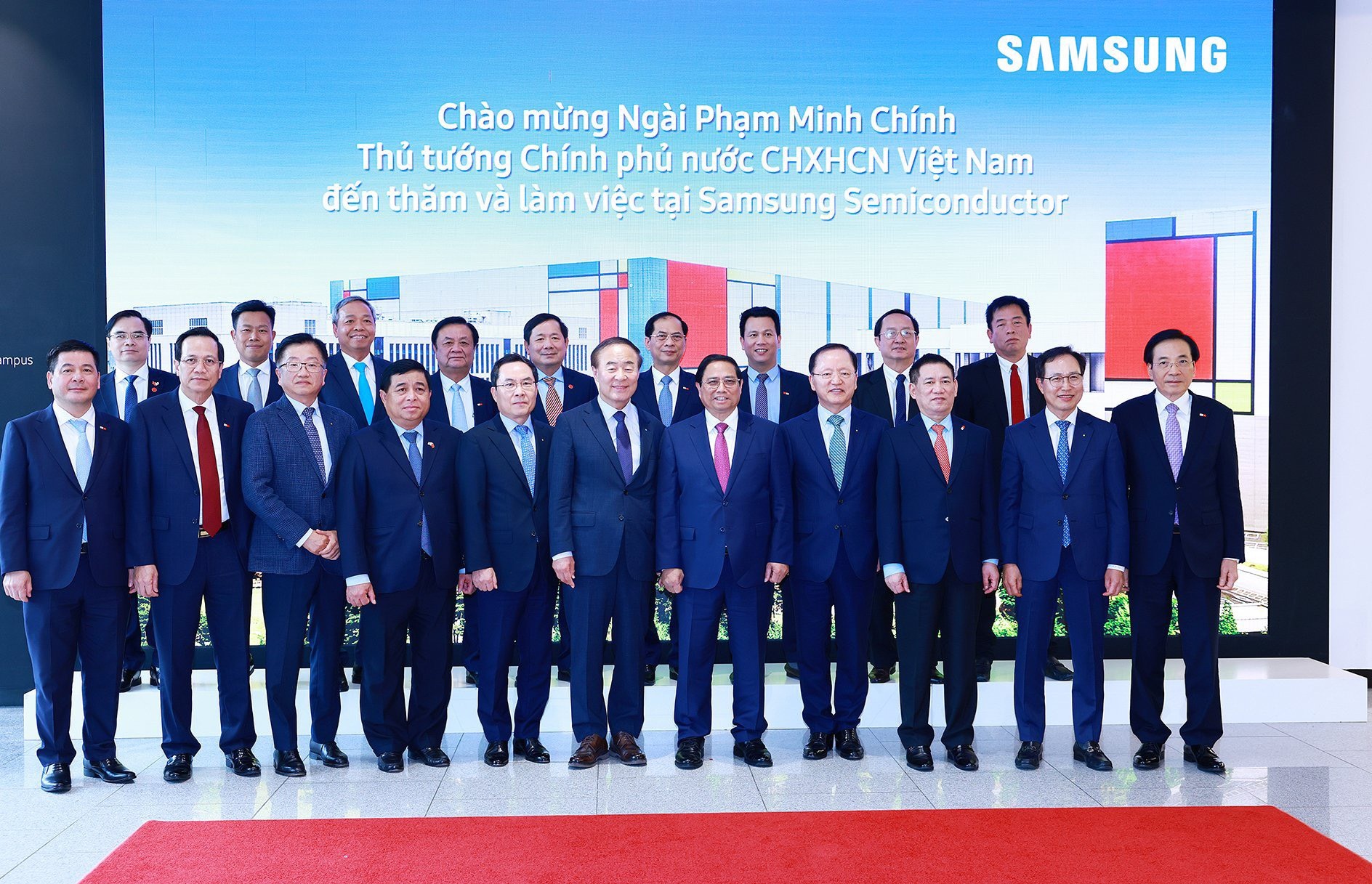Đại diện CMC chụp ảnh lưu niệm cùng Ban lãnh đạo Tập đoàn Samsung và đoàn công tác của Thủ tướng Chính phủ Phạm Minh Chính tại Hàn Quốc tháng 7/2024.